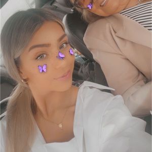 Meet your Posher, Elizabeth